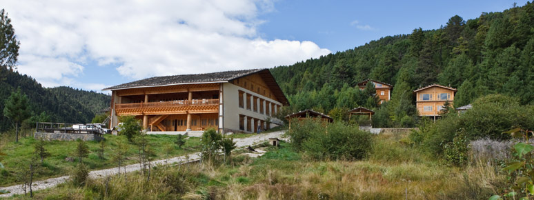 The CERS Zhongdian Center is ten kilometers outside of the town of Zhongdian, also known as Shangri-la. The Tibetan-style wooden edifice stands at the foot of a hill next to a protected pine and fir forest overlooking the nearby Napahai Black-necked Crane Nature Reserve